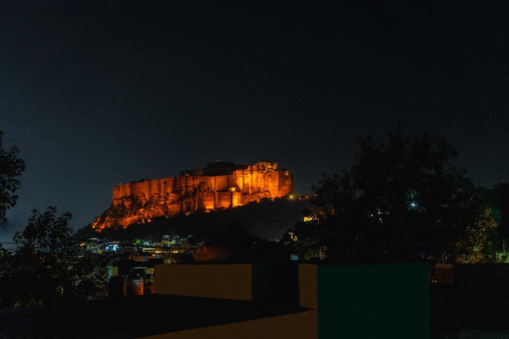 Hotel Hinduja Mehrangarh Fort ジョードプル エクステリア 写真